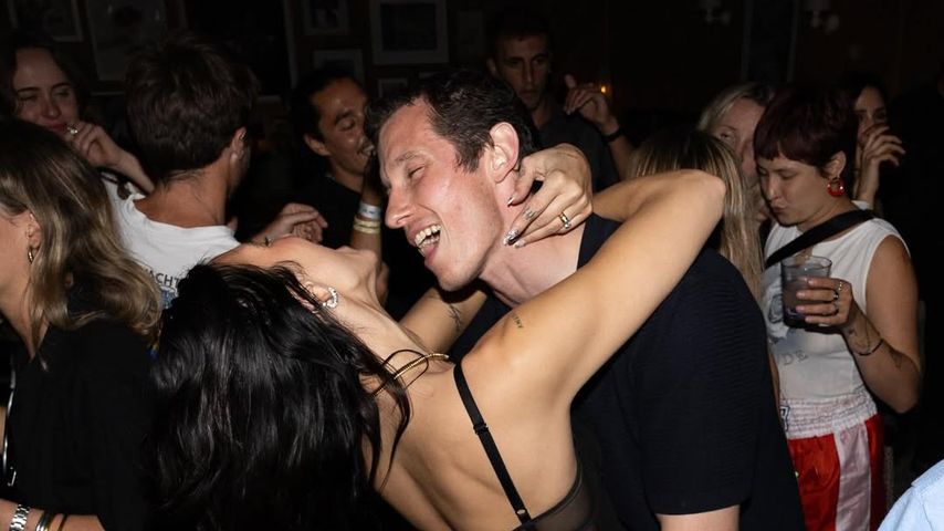 Dua Lipa und Callum Turner tanzen verliebt auf der Afterparty nach den Wembley-Konzerten