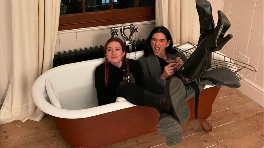 Dua Lipa teilt ein Bild mit einer Freundin in der Badewanne