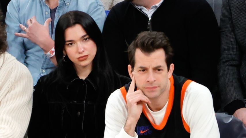 Dua Lipa und Mark Ronson bei einem Basketballspiel