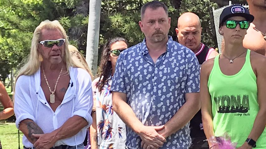 Duane Chapman (l.) mit Gästen auf der öffentlichen Trauerfeier für seine Frau Beth