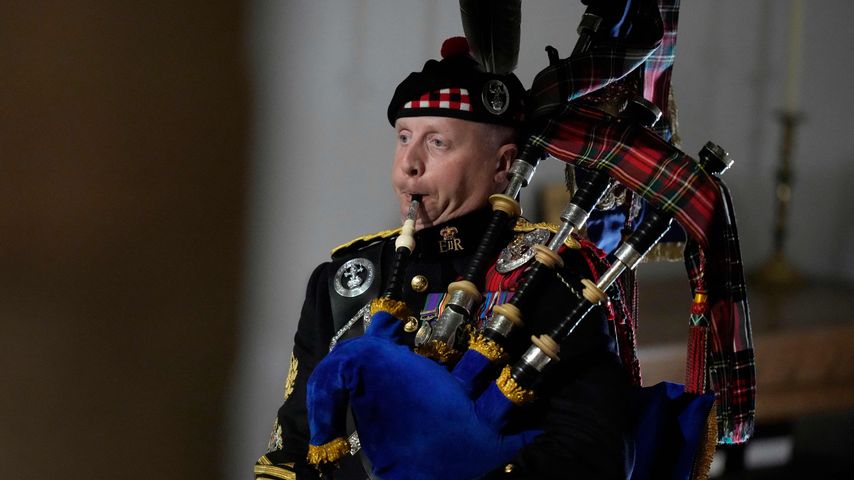 König Charles III. befördert den Dudelsackspieler der Queen