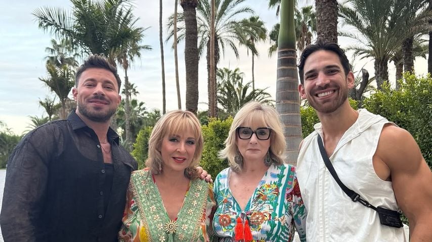 Duncan James (links) mit seiner Mutter im Arm und Freund Alexander (rechts), November 2025