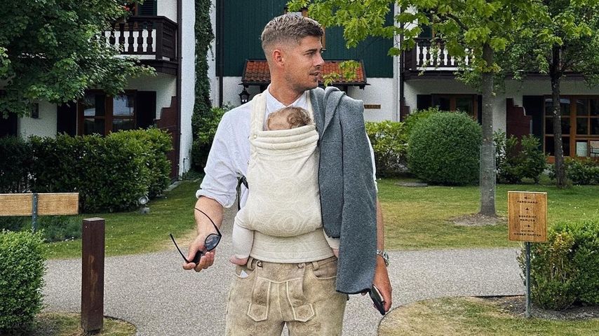In Lederhose: Dustin Schöne macht Spaziergang mit Baby Lia