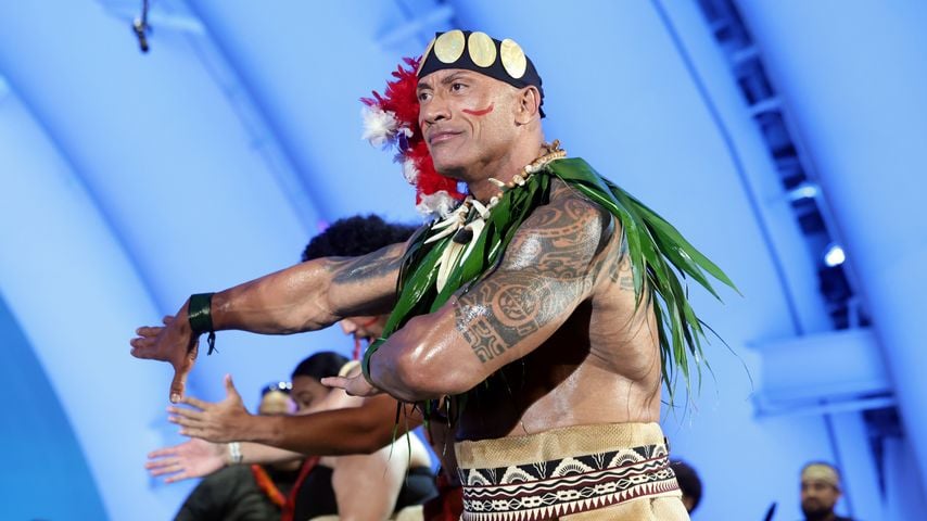 Dwayne Johnson performt einen polynesischen Tanz