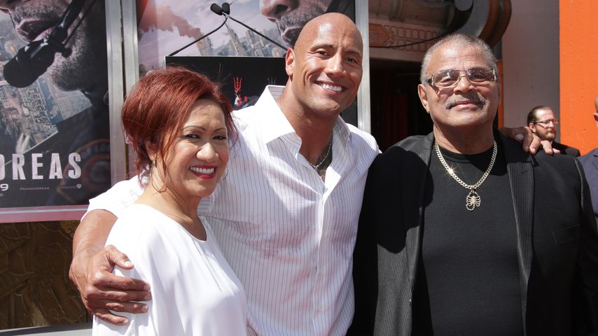 Dwayne Johnson mit seiner Mutter Ata und seinem Vater Rocky, Mai 2015