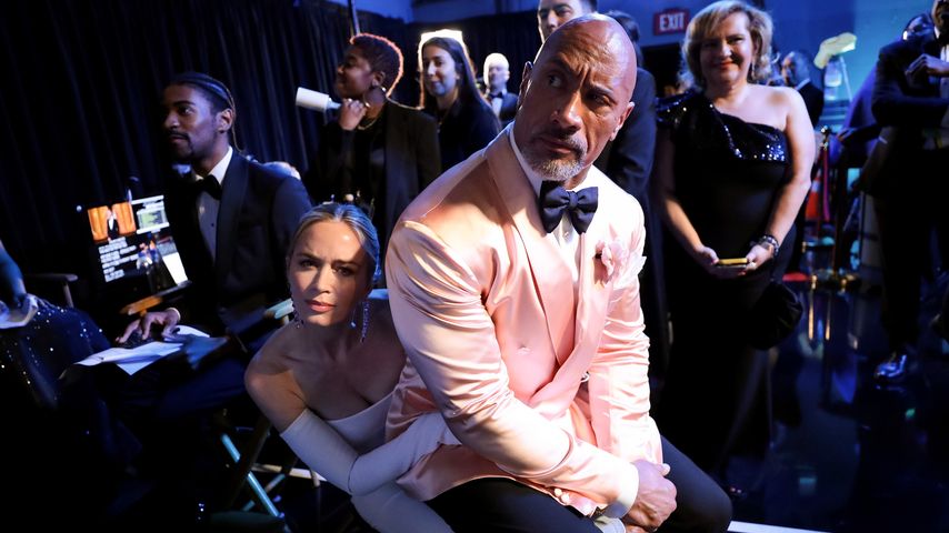 Dwayne Johnson sitzt auf Emily Blunt