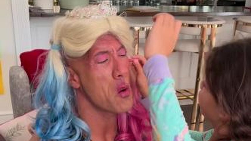 Fans lachen sich schlapp: The Rocks Töchter schminken ihn