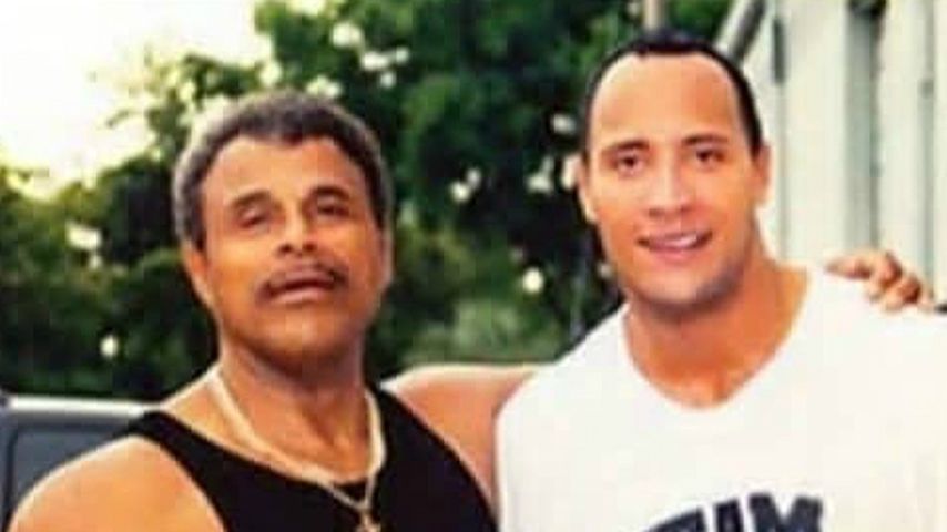 Dwayne "The Rock" Johnson und sein Vater Rocky Johnson Arm in Arm