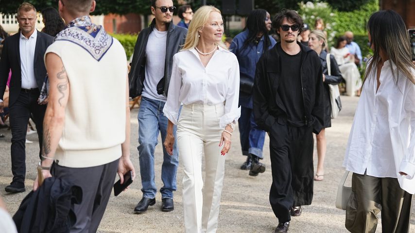 Pamela Anderson macht mit ihren Söhnen Fashion Week unsicher