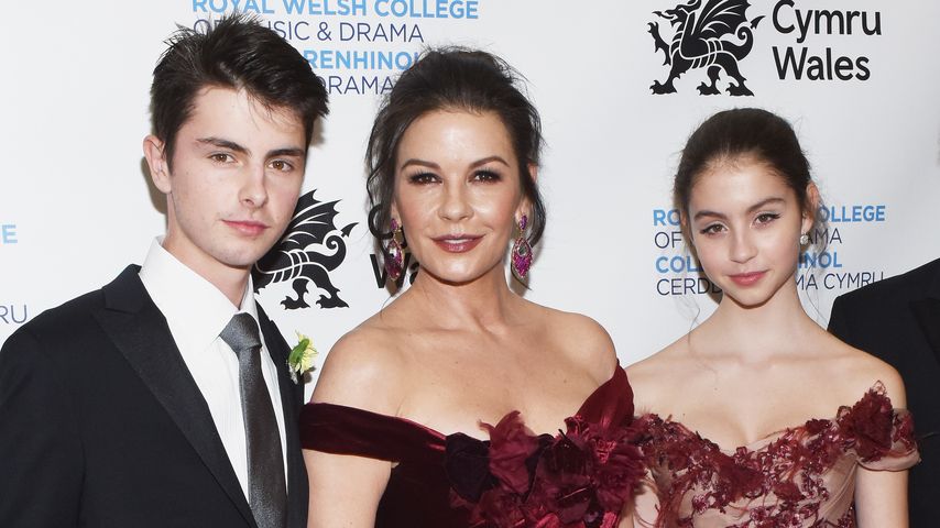 Dylan Michael Douglas, Catherine Zeta-Jones und Carys Zeta Douglas im März 2019 in New York