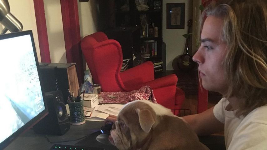 Dylan Sprouse mit seinem Hund