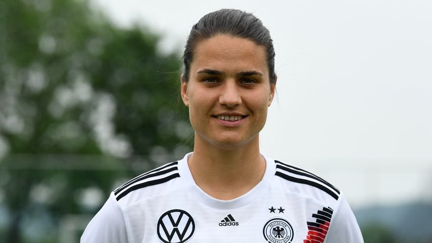 Dzsenifer Marozsan, Profifußballerin