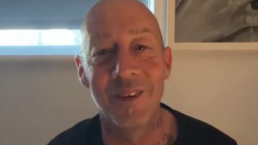 East-17-Star John Hendy lächelt in die Kamera