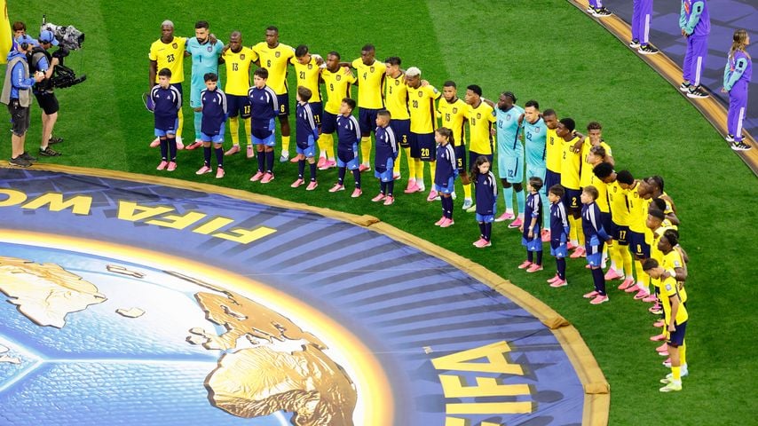 Ecuadors Nationalteam singt die Hymne vor dem WM-Spiel gegen Mexiko im Mexico City Stadium, fotografiert von Rodrigo Oropeza