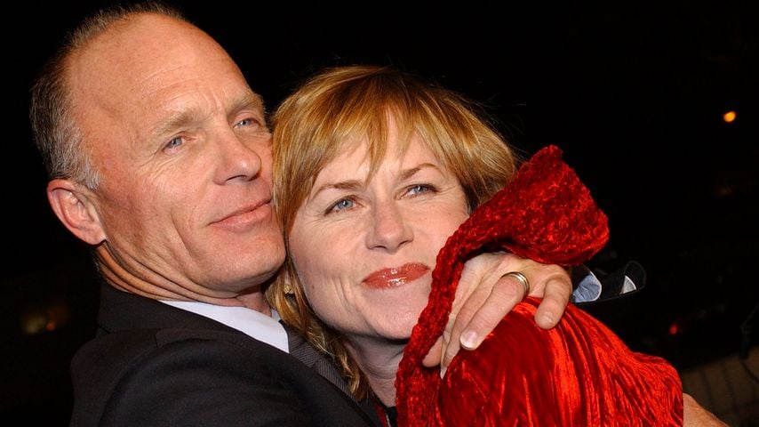 Ed Harris und Amy Madigan umarmen sich bei der Premiere von "A Beautiful Mind" in Beverly Hills, 13. Dezember 2001