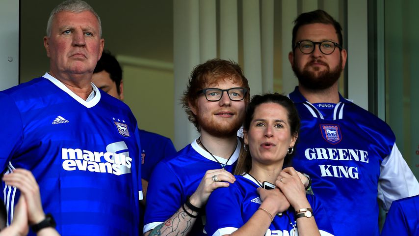 Ed Sheeran mit seiner Frau Cherry Seaborn bei einem Spiel von Ipswich Town