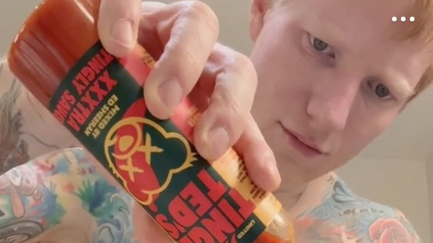 Ed Sheeran putzt sich mit Hot Sauce die Zähne