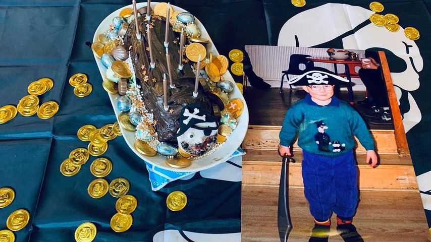 Ed Sheerans Geburtstagskuchen neben einem Foto aus Kindertagen