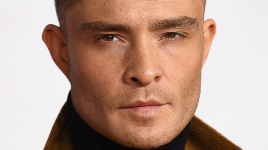 Ed Westwick zeigt seinen Brustpelz
