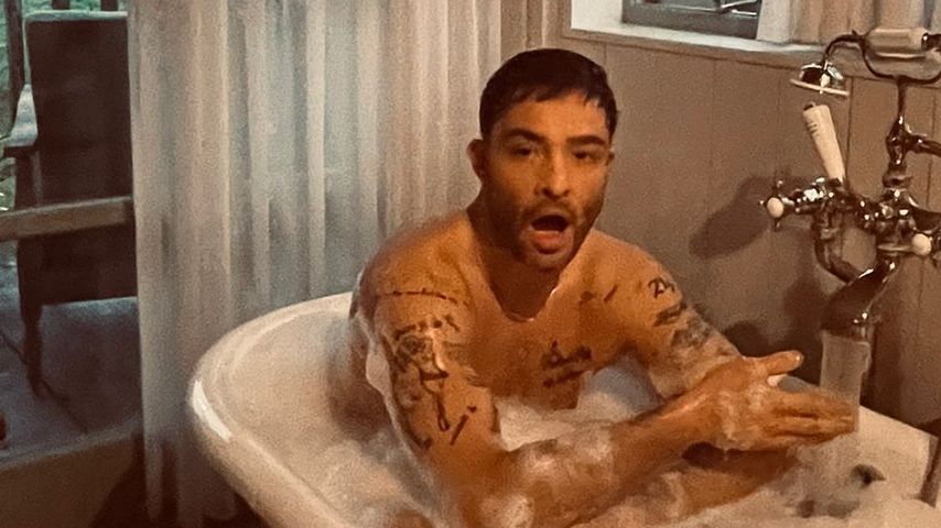 Schaum-Traum: Ed Westwick zeigt sich nackt in der Badewanne