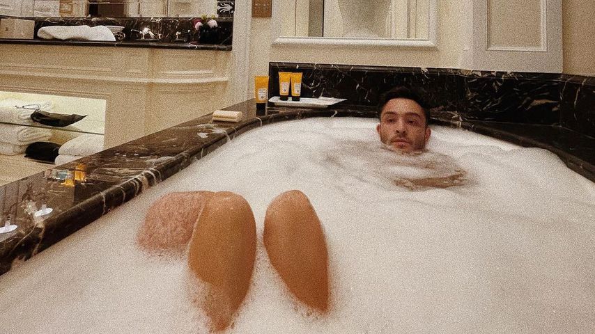 In der Wanne: Ed Westwick gönnt sich Luxus-Bad mit Freundin