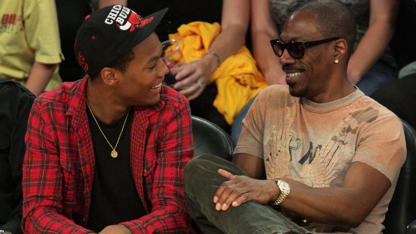 Eddie Murphy (r.) und einer seiner Söhne bei einem Basketballspiel