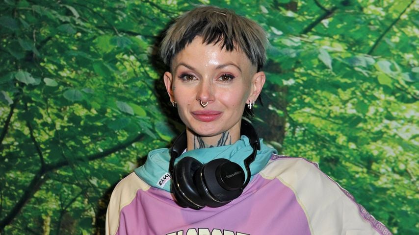 Edith Stehfest vor der Abreise zum RTL-Dschungelcamp 2025 am Flughafen Frankfurt