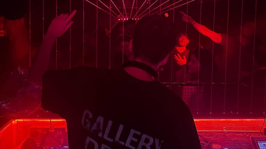 Charles Spencers Sohn Edmund Charles als DJ im Club "B London"