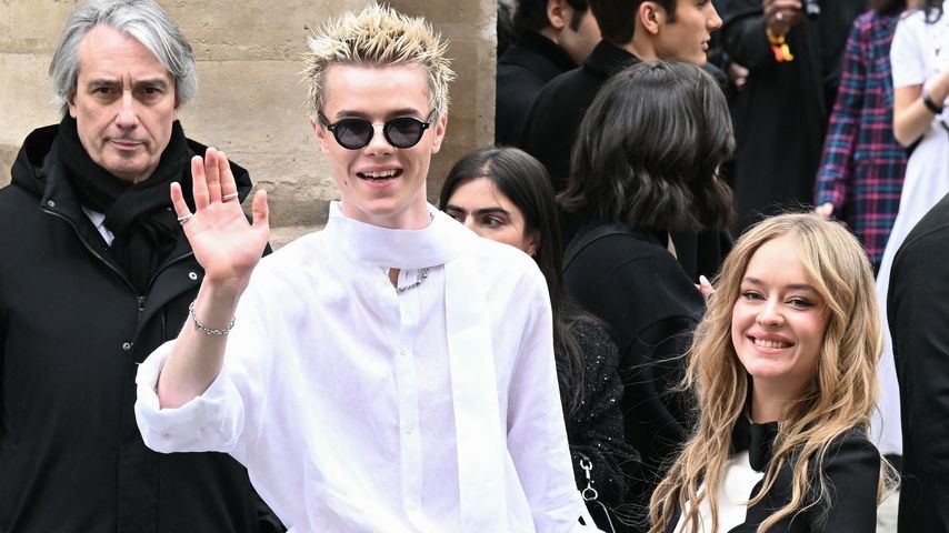 Schauspieler Edvin Ryding mit Kollegin Felicia Truedsson bei der Paris Fashion Week, 2024