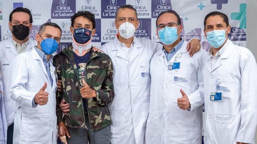Egan Bernal (Dritter von links) mit seinen Ärzten