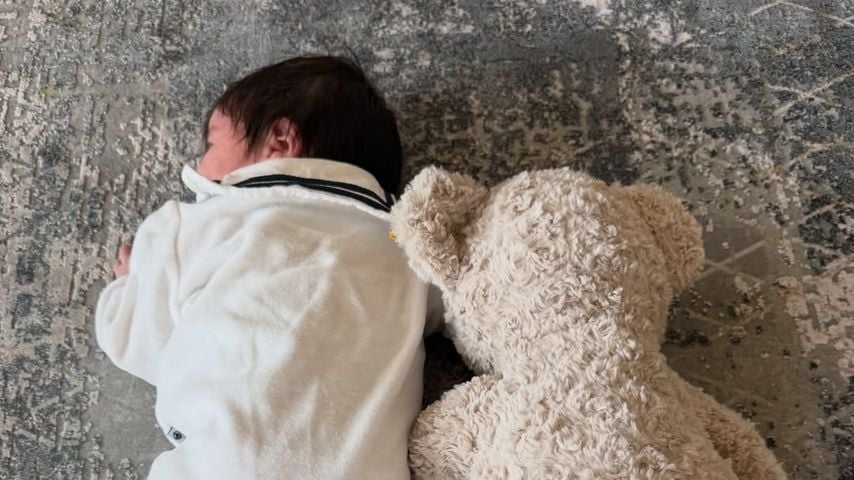 Die kleine Tessa kuschelt mit einem Teddybären