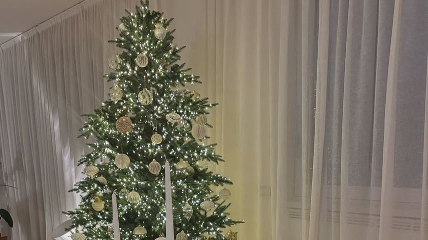 Boris Becker postet auf Instagram die festlich geschmückte Tafel und den Weihnachtsbaum.