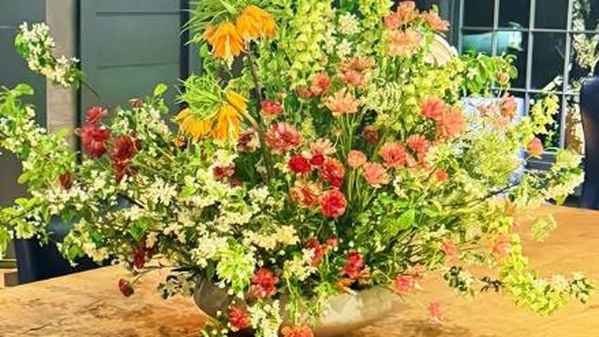 Gigi Hadid zeigt den Blumenstrauß, den sie von Bradley Cooper bekommen hat