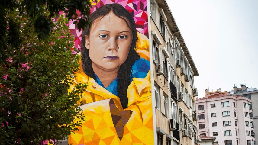 Ein buntes Porträt von Gerta Thunberg an einer Hausfassade in Instanbul