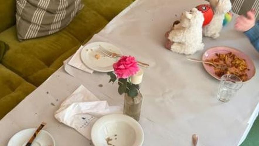 Ein Essenstisch, hinterlassen von Sebastian Tigges Kindern