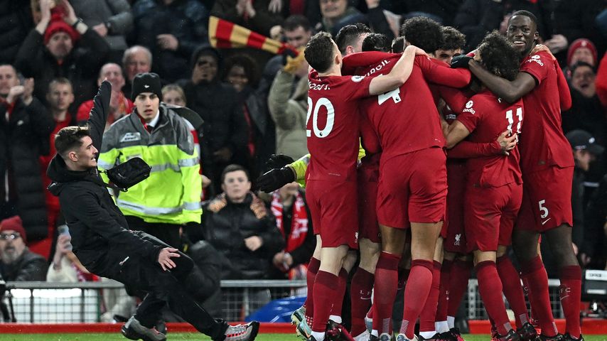 Ein Fan rennt auf die Spieler des FC Liverpool zu