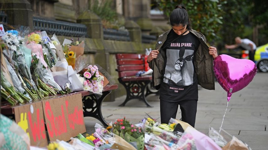 Ein Fan nach dem Anschlag auf Ariana Grandes Konzert in Manchester 2017