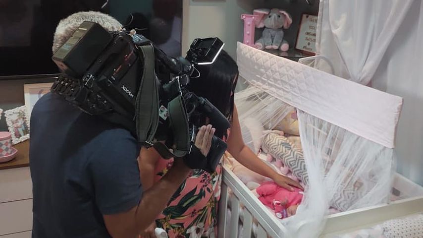 Ein Fernsehteam bei Grumpy Baby Isabela im Kinderzimmer