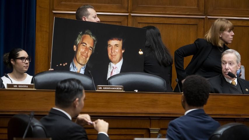 Ein Foto von Donald Trump und Jeffrey Epstein wird von einem Abgeordneten gezeigt