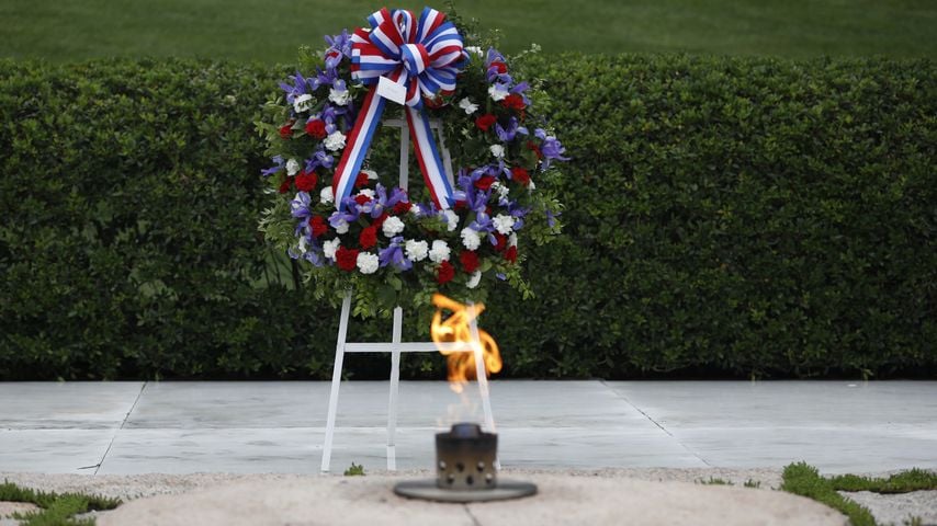 Kranz an John F. Kennedys Grab zum 100. Geburtstag im Arlington National Cemetery