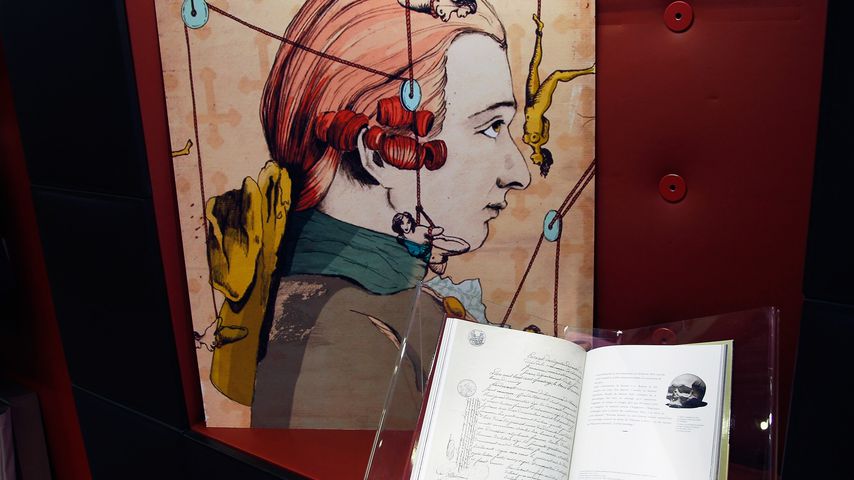 Ein Gemälde von dem Marquis de Sade und eines seiner Bücher