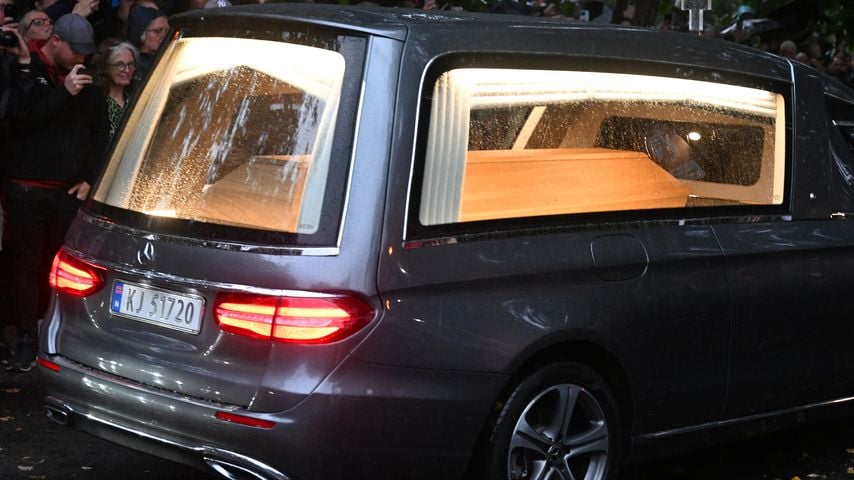 Der Leichenwagen mit dem Sarg von König Harald V trifft in Parkveien in Oslo ein
