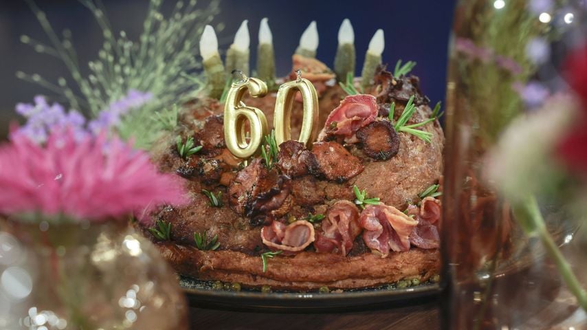 Hackbraten-Geburtstagskuchen zum 60. Geburtstag von Torsten Sträter bei der WDR-Talkshow Kölner Treff