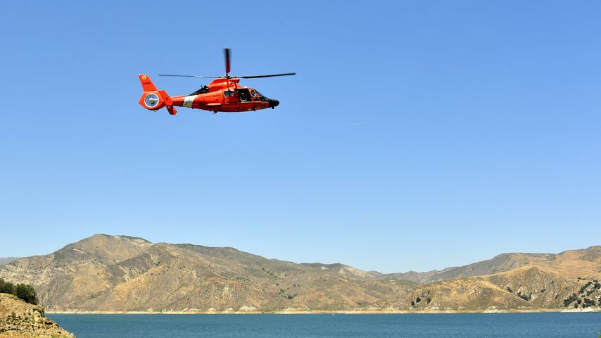 Ein Rettungshubschrauber fliegt über den See, an dem Naya Rivera als vermisst gemeldet wurde