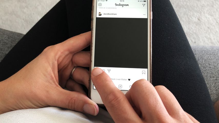 Das steckt hinter den schwarzen Instagram-Posts der Promis