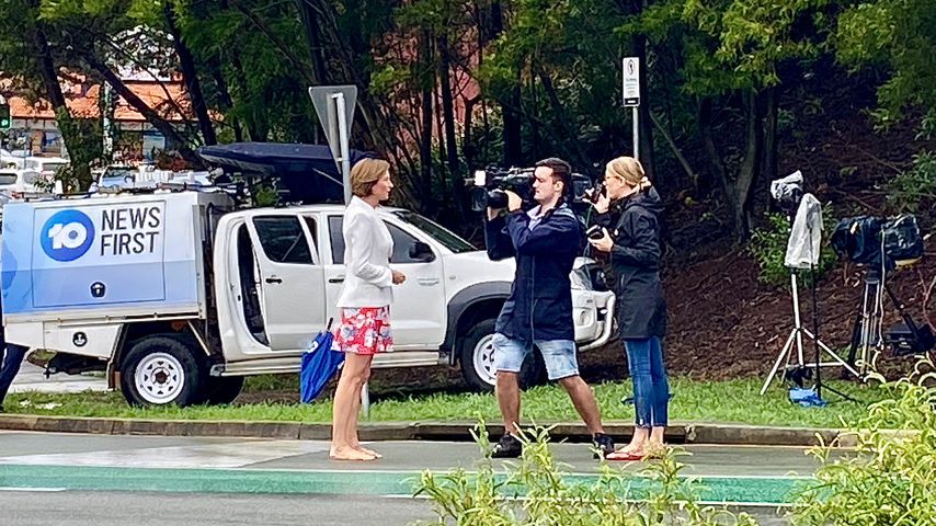 Ein Kamerateam vor dem Gold Coast University Hospital