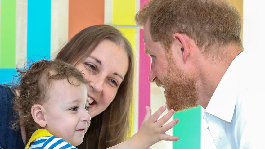 Prinz Harry mit einem kleinen Patienten im Kinderkrankenhaus von Sheffield