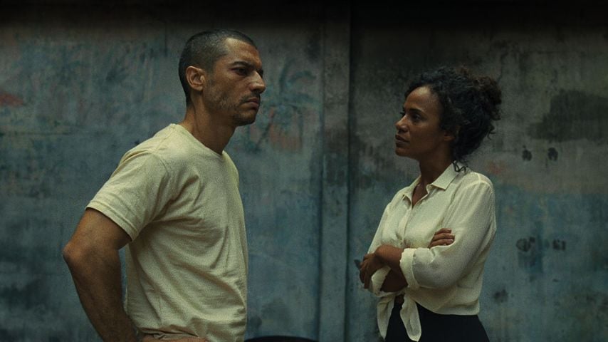 Naruna Costa als Cristina und Lee Taylor als Ivan in "Brotherhood: Angstzustand"