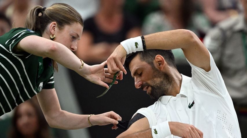 Verletzt? Novak Djokovic erlaubt sich Spaß mit Ballmädchen