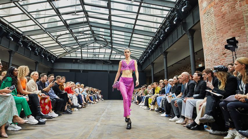 Ein Model auf der Fashionshow von Kilian Kerner in Berlin